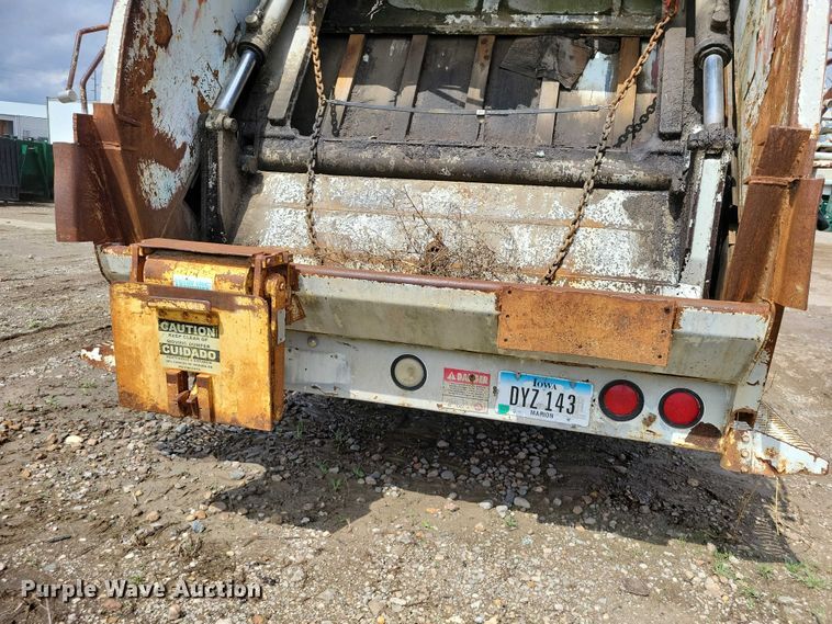 image for item DZ7033 2002 International 4900 refuse truck