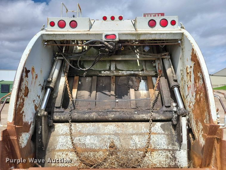 image for item DZ7033 2002 International 4900 refuse truck