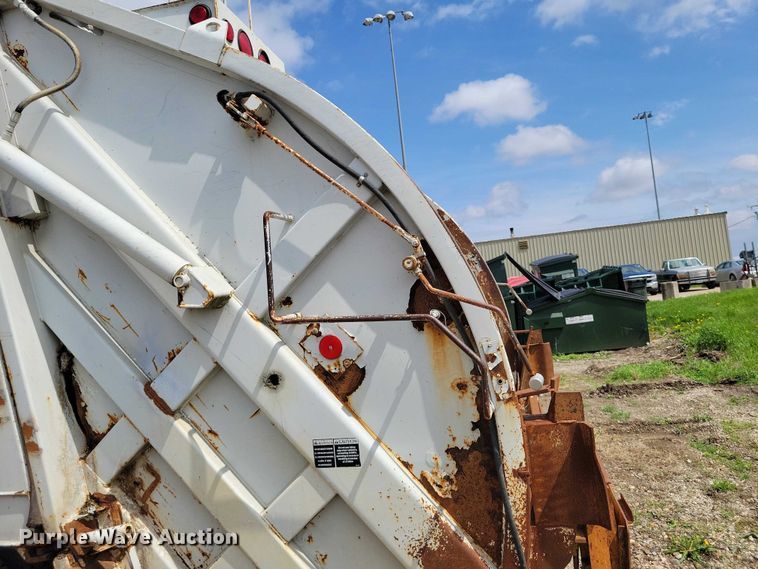 image for item DZ7033 2002 International 4900 refuse truck