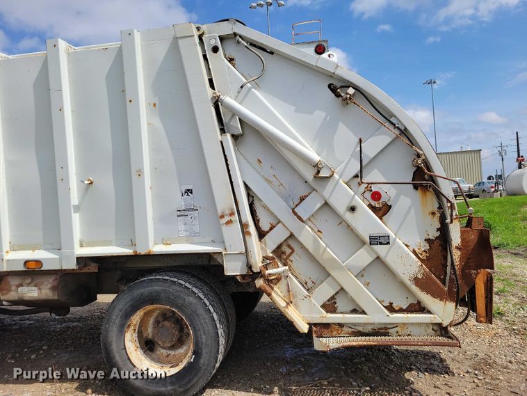 image for item DZ7033 2002 International 4900 refuse truck