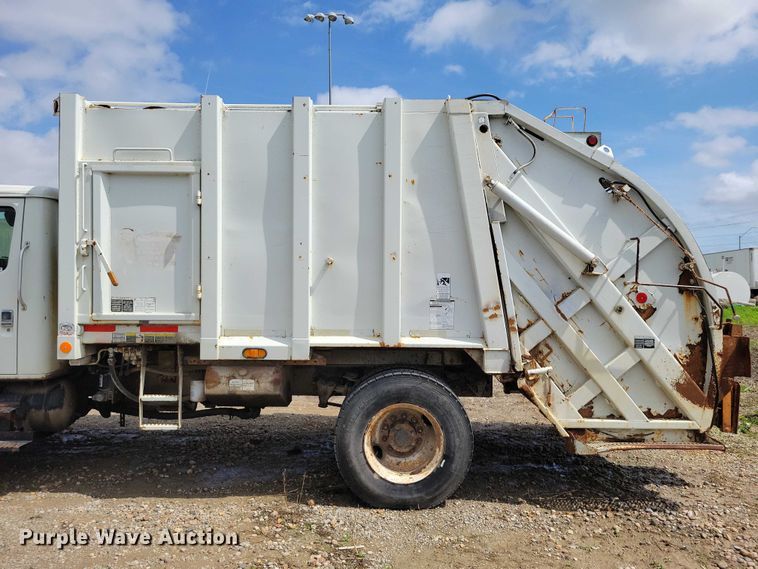 image for item DZ7033 2002 International 4900 refuse truck