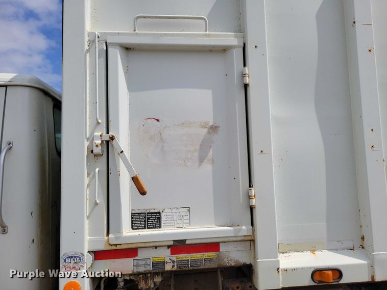 image for item DZ7033 2002 International 4900 refuse truck