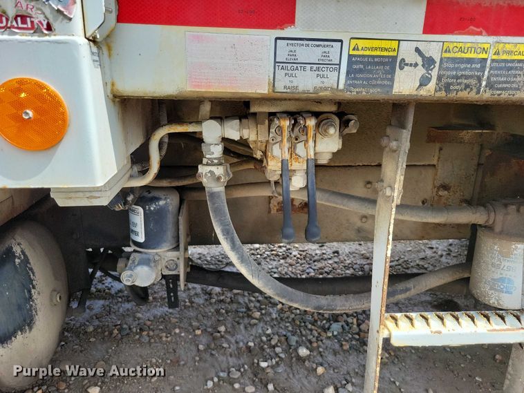 image for item DZ7033 2002 International 4900 refuse truck