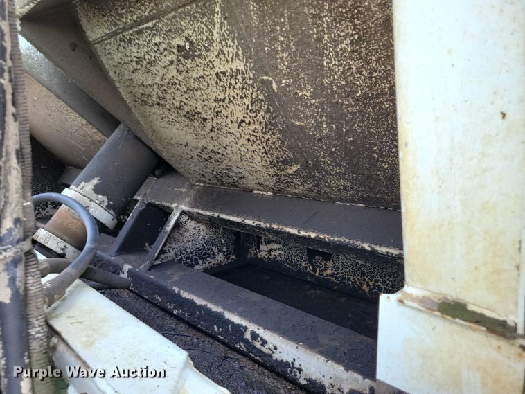 image for item DZ7033 2002 International 4900 refuse truck