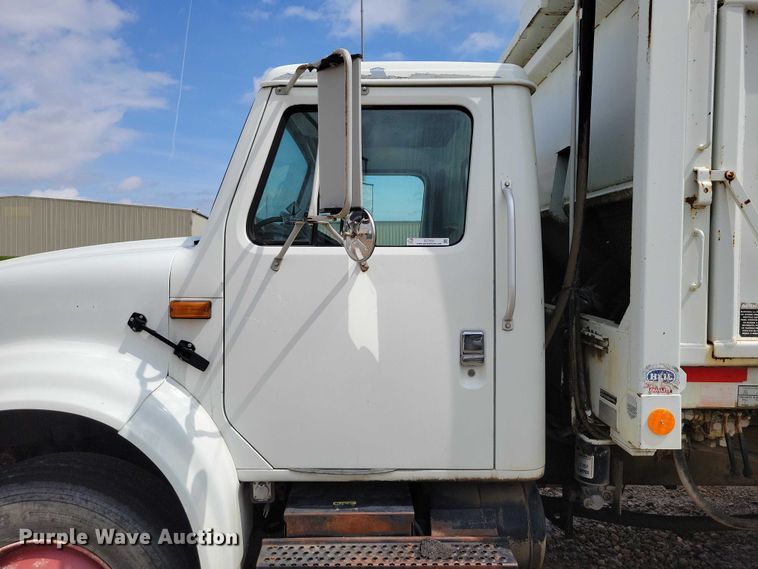 image for item DZ7033 2002 International 4900 refuse truck