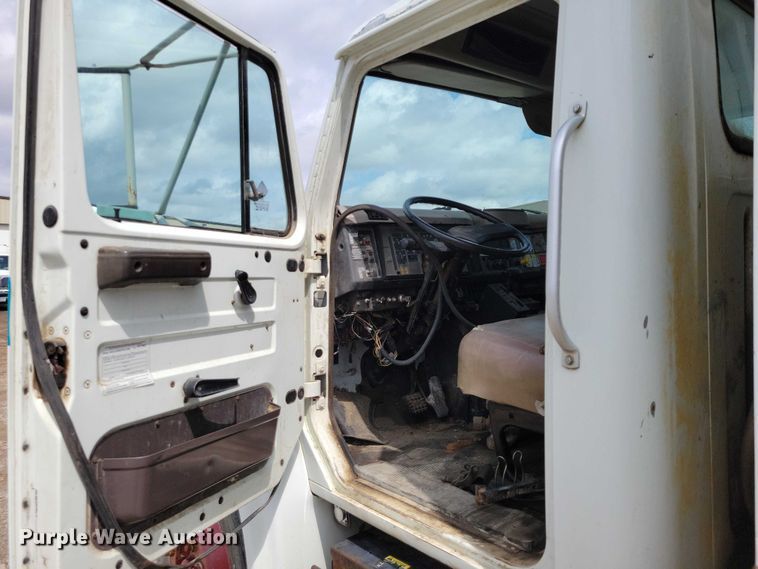 image for item DZ7033 2002 International 4900 refuse truck