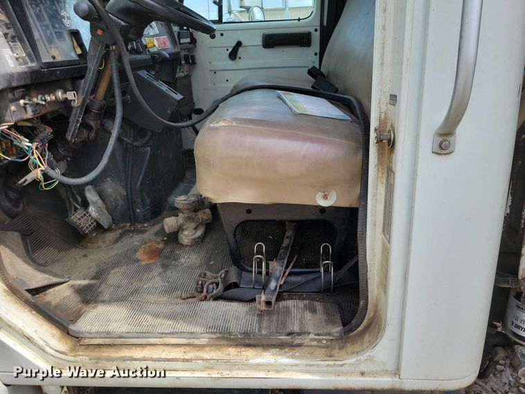 image for item DZ7033 2002 International 4900 refuse truck