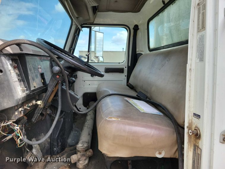 image for item DZ7033 2002 International 4900 refuse truck