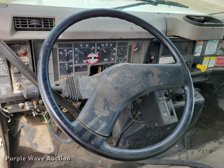 image for item DZ7033 2002 International 4900 refuse truck