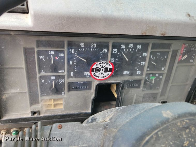 image for item DZ7033 2002 International 4900 refuse truck