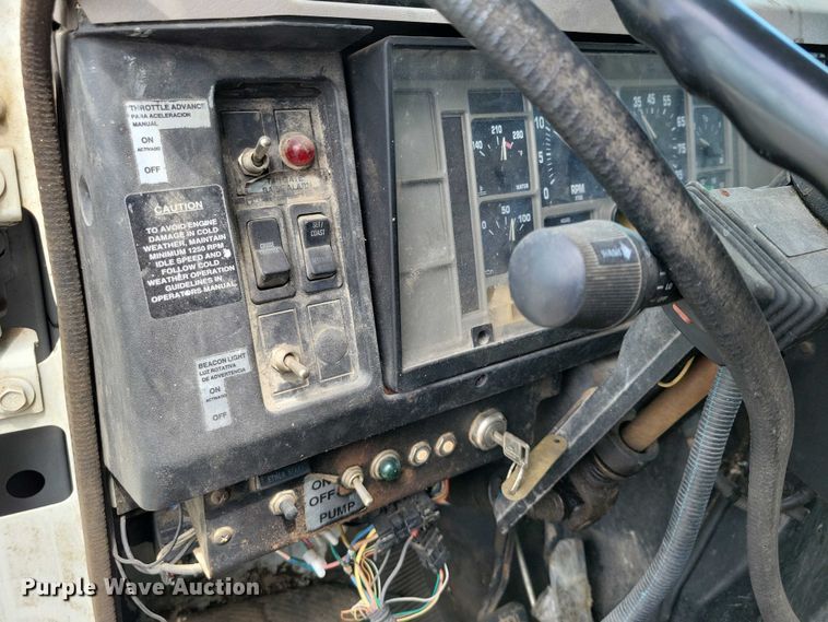 image for item DZ7033 2002 International 4900 refuse truck