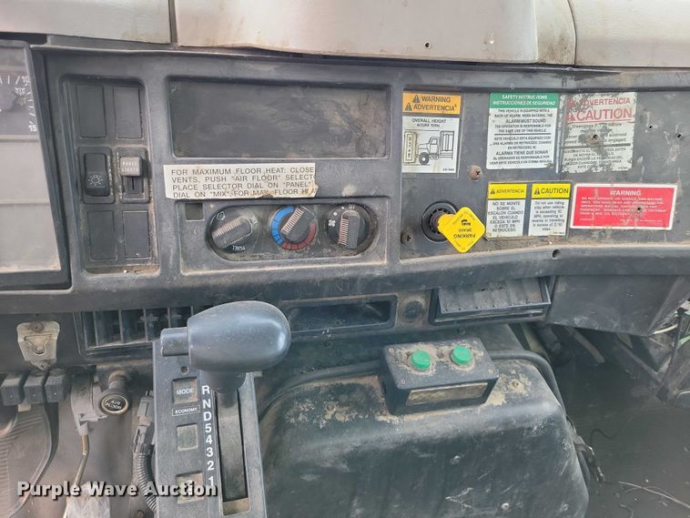 image for item DZ7033 2002 International 4900 refuse truck