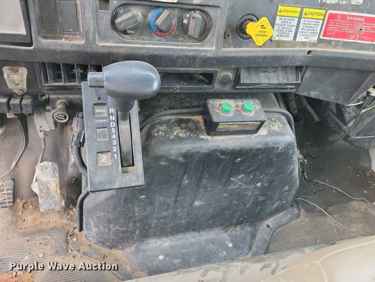 image for item DZ7033 2002 International 4900 refuse truck