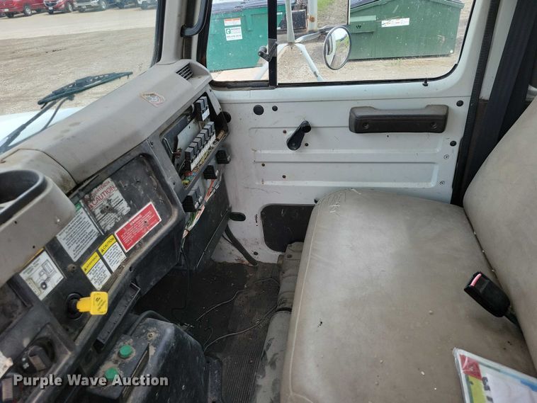 image for item DZ7033 2002 International 4900 refuse truck