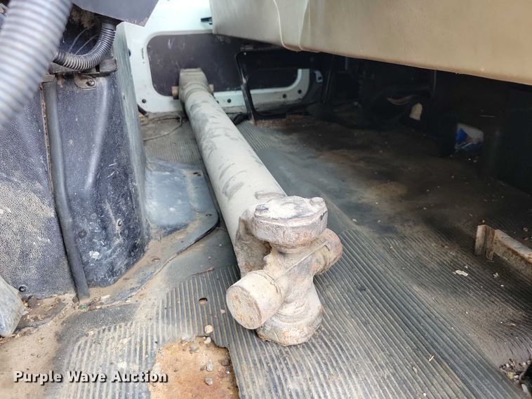 image for item DZ7033 2002 International 4900 refuse truck