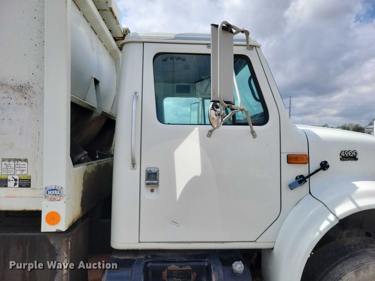 image for item DZ7033 2002 International 4900 refuse truck