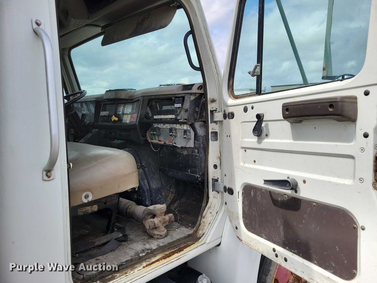 image for item DZ7033 2002 International 4900 refuse truck