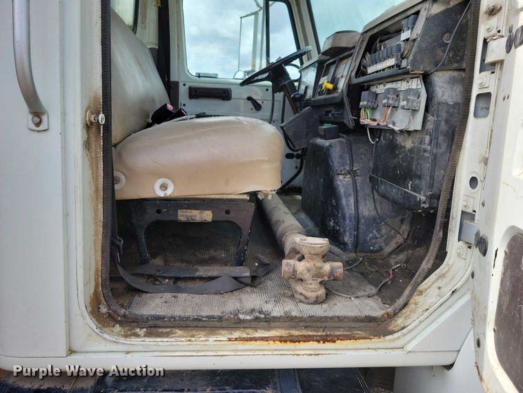 image for item DZ7033 2002 International 4900 refuse truck
