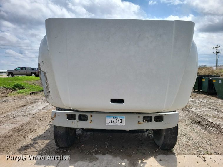 image for item DZ7033 2002 International 4900 refuse truck
