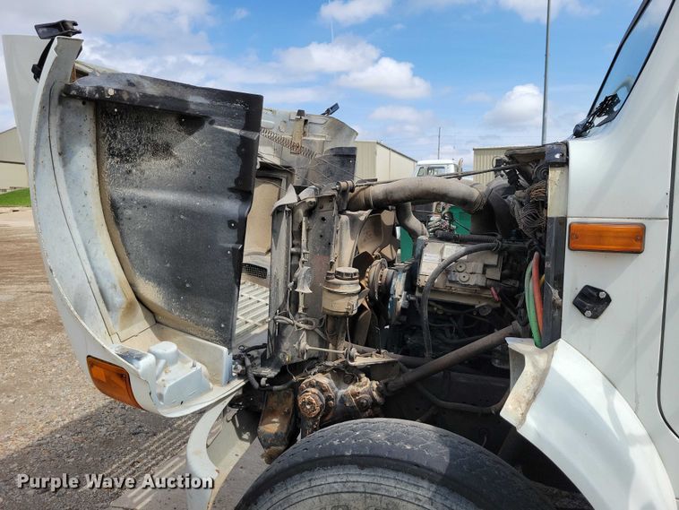 image for item DZ7033 2002 International 4900 refuse truck