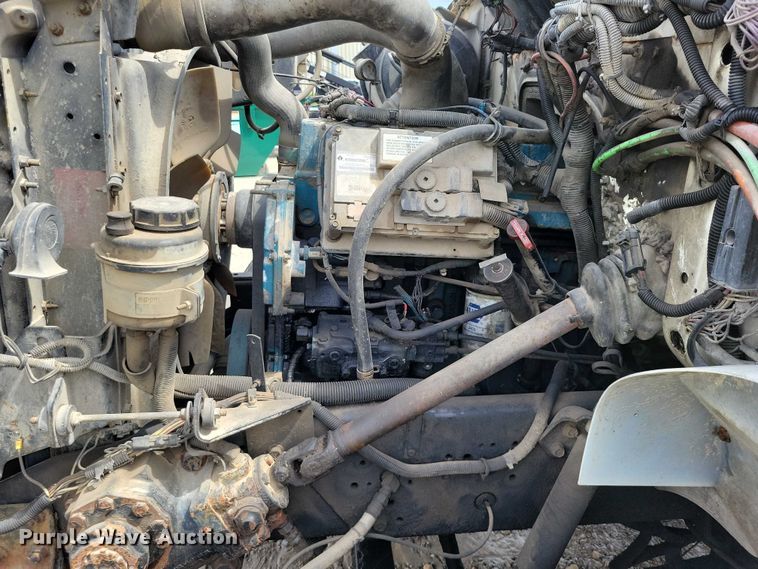 image for item DZ7033 2002 International 4900 refuse truck