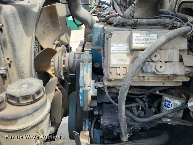 image for item DZ7033 2002 International 4900 refuse truck