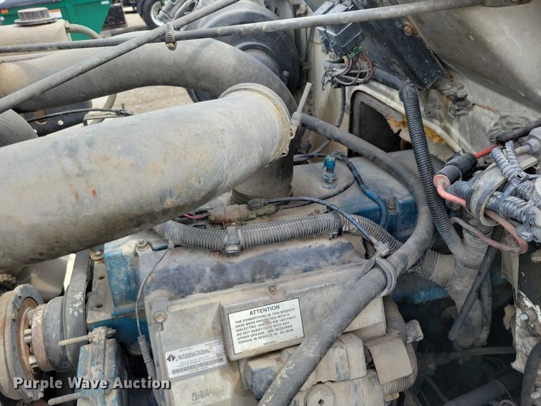 image for item DZ7033 2002 International 4900 refuse truck