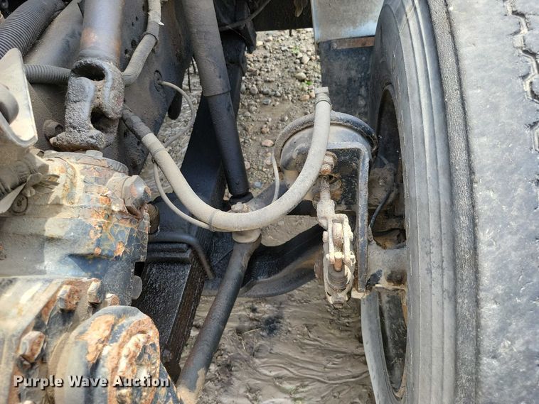image for item DZ7033 2002 International 4900 refuse truck