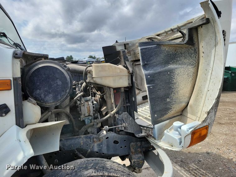 image for item DZ7033 2002 International 4900 refuse truck