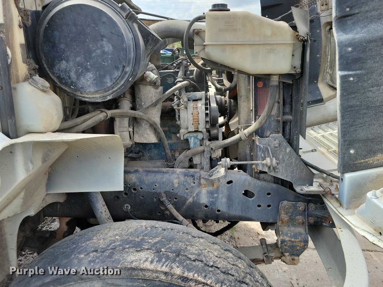 image for item DZ7033 2002 International 4900 refuse truck
