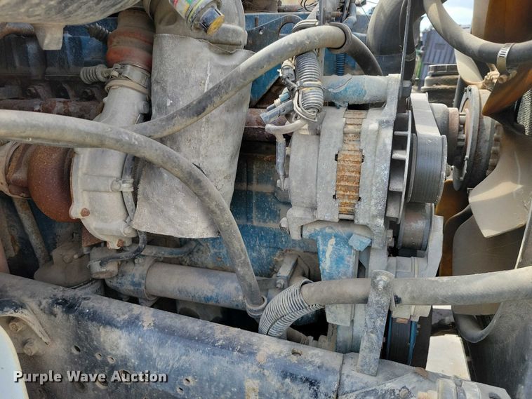 image for item DZ7033 2002 International 4900 refuse truck