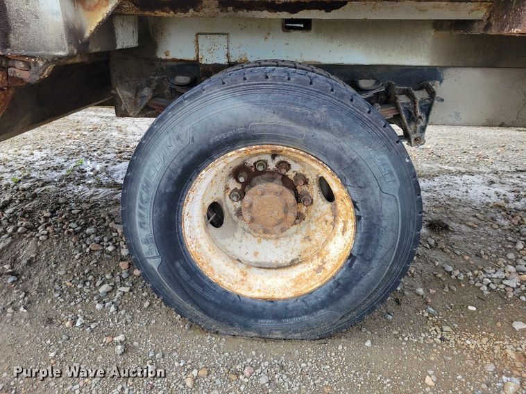 image for item DZ7033 2002 International 4900 refuse truck