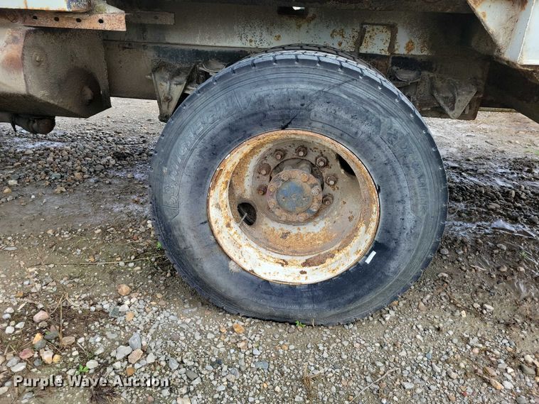 image for item DZ7033 2002 International 4900 refuse truck