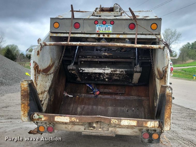 image for item DZ7034 1998 Freightliner FL70 refuse truck