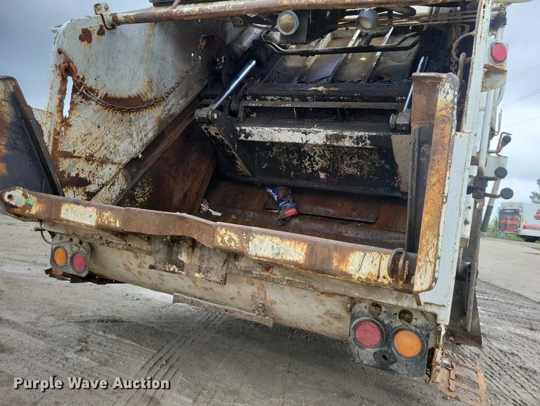 image for item DZ7034 1998 Freightliner FL70 refuse truck