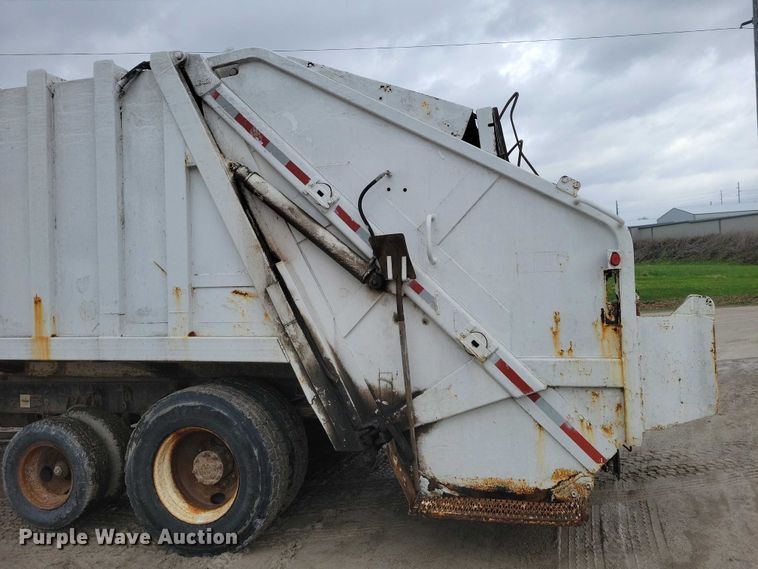 image for item DZ7034 1998 Freightliner FL70 refuse truck