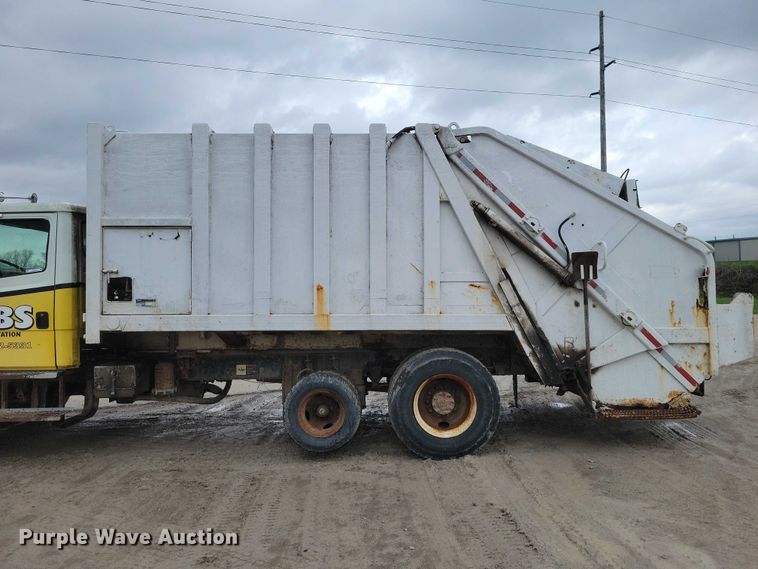 image for item DZ7034 1998 Freightliner FL70 refuse truck
