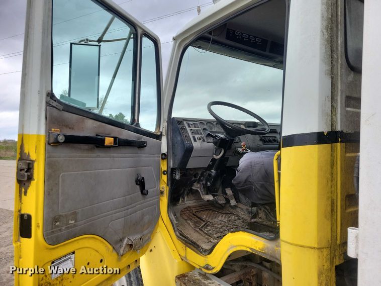image for item DZ7034 1998 Freightliner FL70 refuse truck