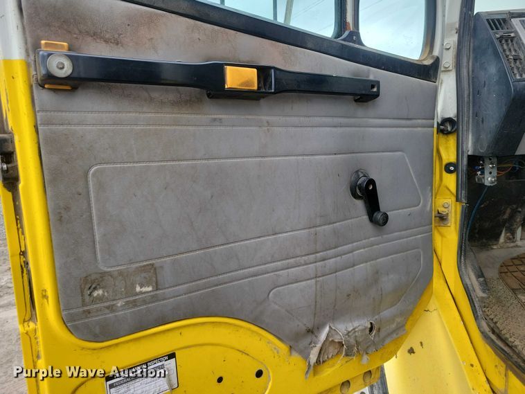 image for item DZ7034 1998 Freightliner FL70 refuse truck