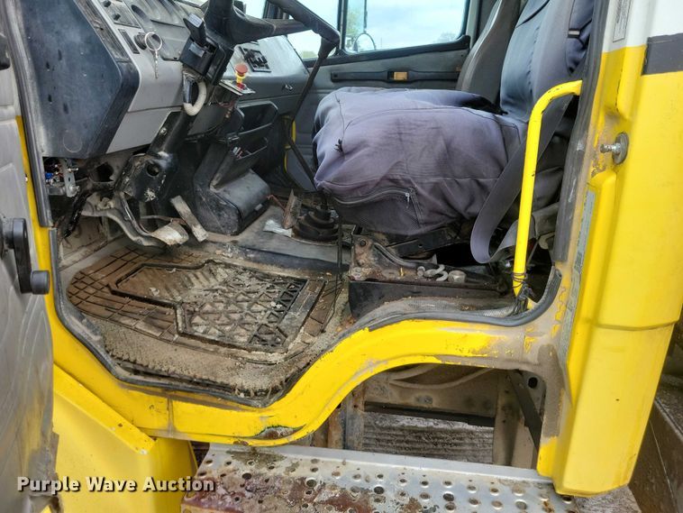 image for item DZ7034 1998 Freightliner FL70 refuse truck