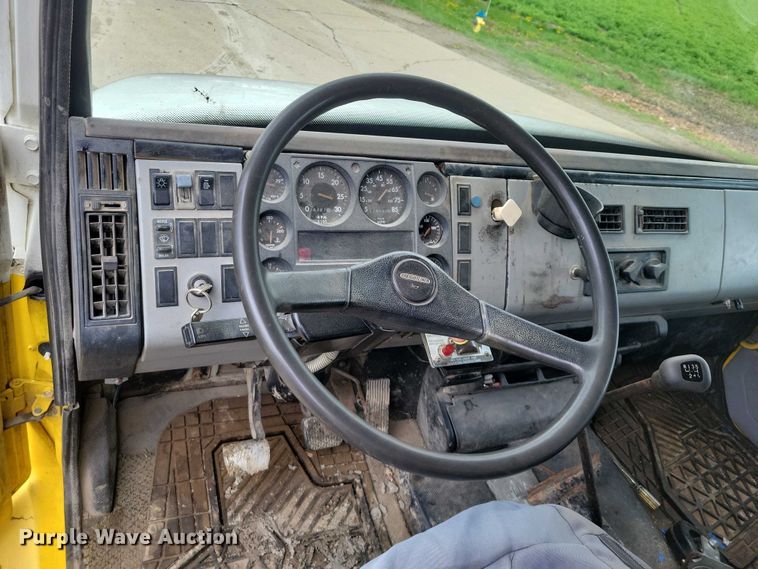 image for item DZ7034 1998 Freightliner FL70 refuse truck