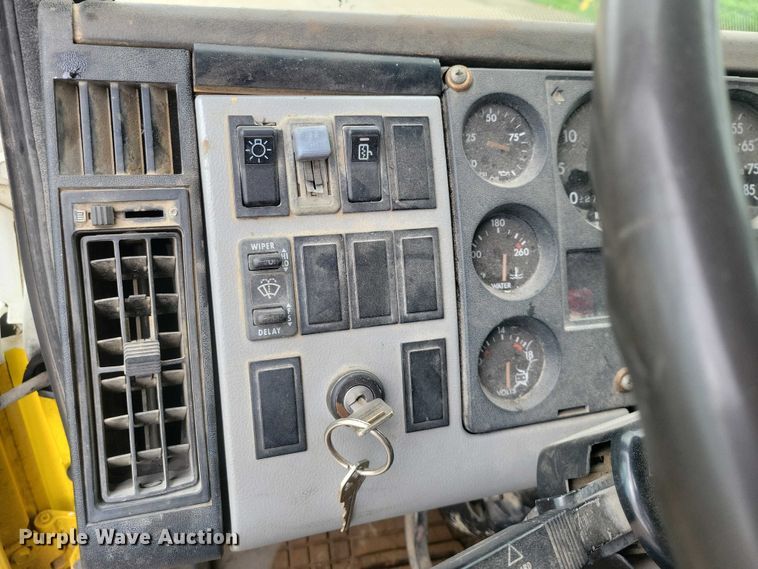 image for item DZ7034 1998 Freightliner FL70 refuse truck