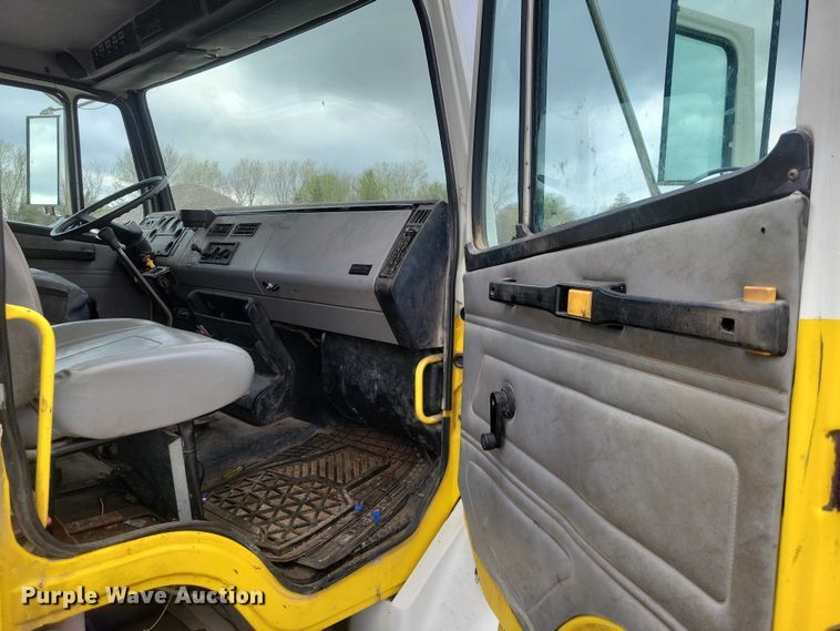 image for item DZ7034 1998 Freightliner FL70 refuse truck