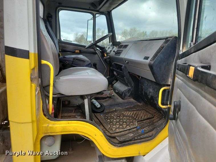 image for item DZ7034 1998 Freightliner FL70 refuse truck