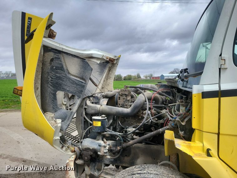 image for item DZ7034 1998 Freightliner FL70 refuse truck