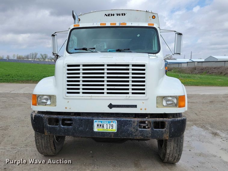 image for item DZ7037 1995 International 4900 refuse truck