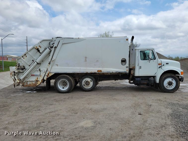 image for item DZ7037 1995 International 4900 refuse truck