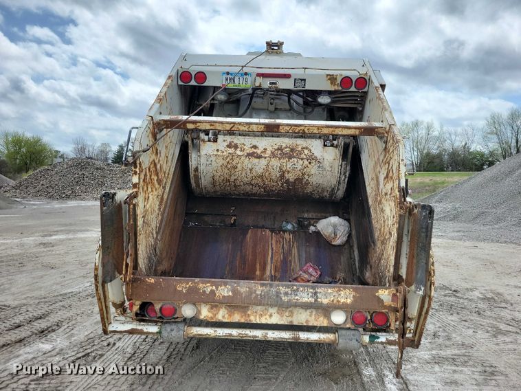 image for item DZ7037 1995 International 4900 refuse truck