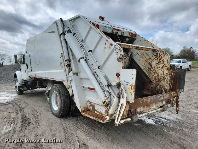 image for item DZ7037 1995 International 4900 refuse truck
