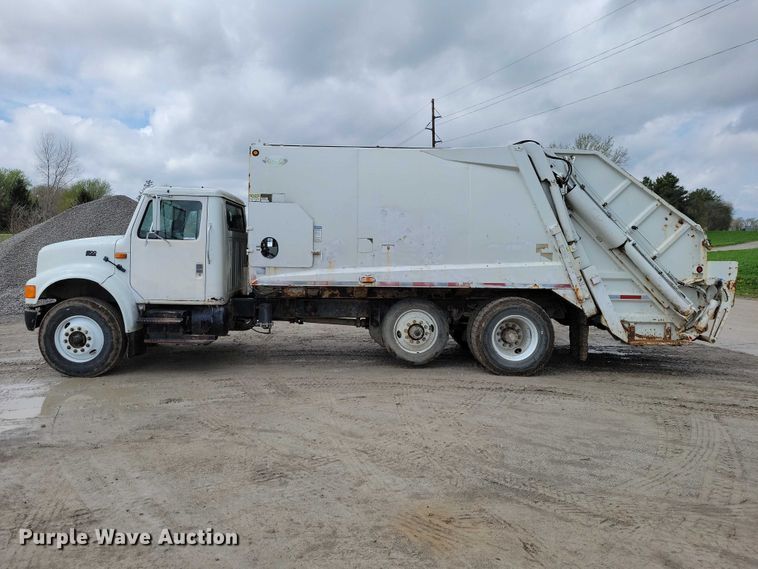 image for item DZ7037 1995 International 4900 refuse truck